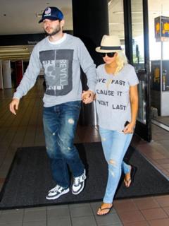 Christina Aguilera feet photo thumbnail