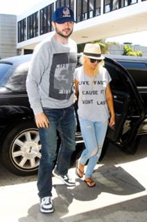 Christina Aguilera feet photo thumbnail