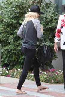 Christina Aguilera feet photo thumbnail