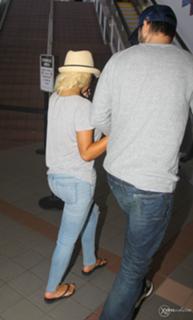 Christina Aguilera feet photo thumbnail