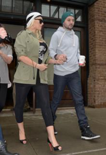 Christina Aguilera feet photo thumbnail