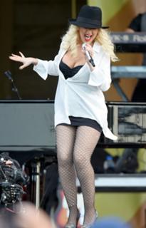 Christina Aguilera feet photo thumbnail