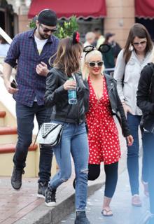 Christina Aguilera feet photo thumbnail