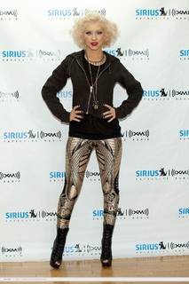 Christina Aguilera feet photo thumbnail