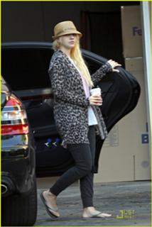 Christina Aguilera feet photo thumbnail