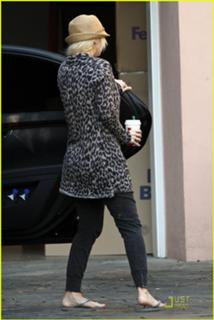 Christina Aguilera feet photo thumbnail