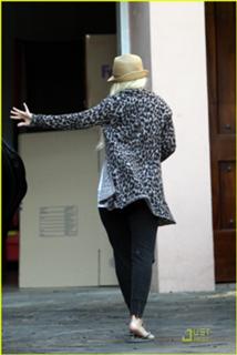 Christina Aguilera feet photo thumbnail