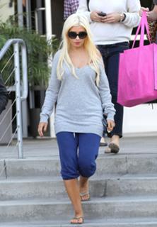 Christina Aguilera feet photo thumbnail