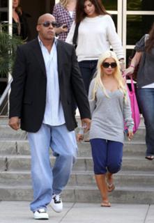 Christina Aguilera feet photo thumbnail
