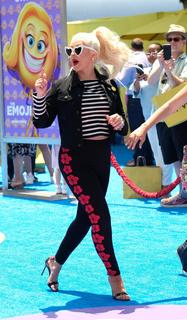 Christina Aguilera feet photo thumbnail