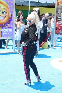 Christina Aguilera feet photo thumbnail