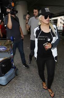 Christina Aguilera feet photo thumbnail