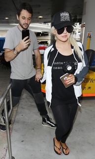 Christina Aguilera feet photo thumbnail