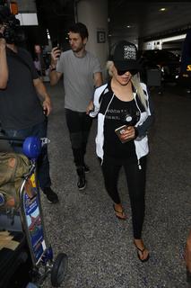 Christina Aguilera feet photo thumbnail