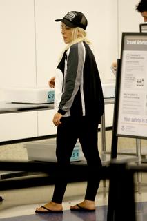 Christina Aguilera feet photo thumbnail