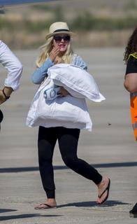 Christina Aguilera feet photo thumbnail