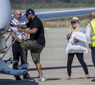 Christina Aguilera feet photo thumbnail
