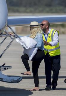 Christina Aguilera feet photo thumbnail
