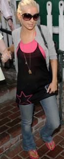 Christina Aguilera feet photo thumbnail