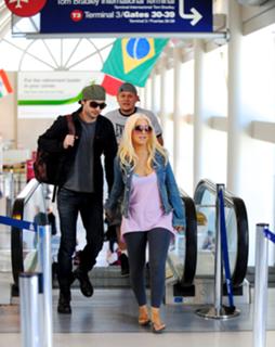 Christina Aguilera feet photo thumbnail