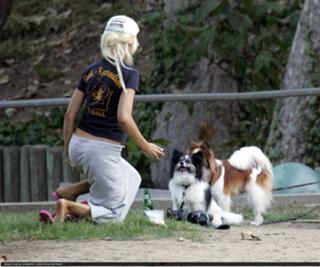 Christina Aguilera feet photo thumbnail