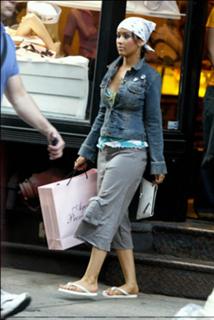 Christina Aguilera feet photo thumbnail