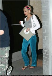 Christina Aguilera feet photo thumbnail