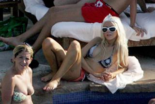 Christina Aguilera feet photo thumbnail