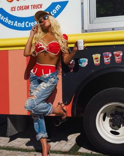 Christina Aguilera feet photo thumbnail