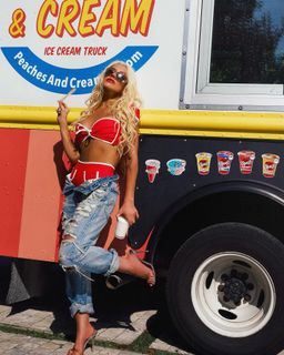 Christina Aguilera feet photo thumbnail