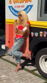 Christina Aguilera feet photo thumbnail