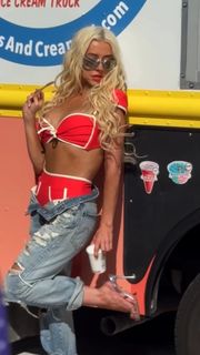 Christina Aguilera feet photo thumbnail