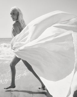 Christina Aguilera feet photo 1