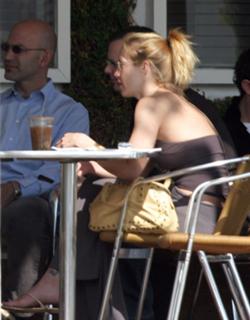 Christina Applegate feet photo thumbnail