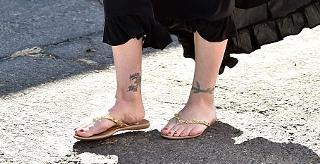 Christina Applegate feet photo thumbnail
