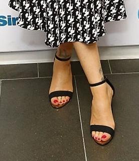 Christina Applegate feet photo thumbnail