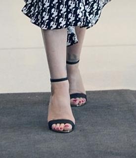 Christina Applegate feet photo thumbnail