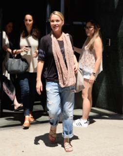 Christina Applegate feet photo thumbnail