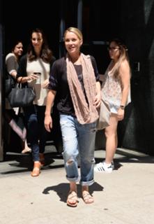 Christina Applegate feet photo thumbnail