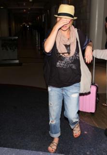 Christina Applegate feet photo thumbnail