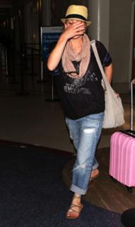 Christina Applegate feet photo thumbnail