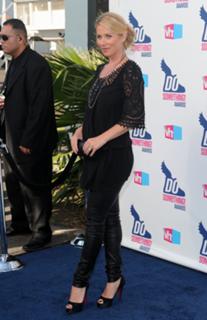 Christina Applegate feet photo thumbnail