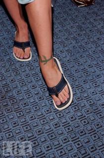 Christina Applegate feet photo thumbnail
