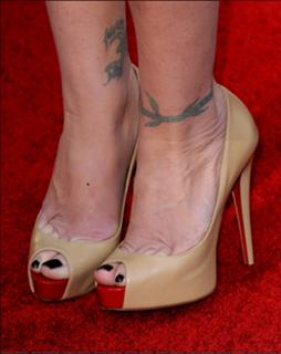 Christina Applegate feet photo thumbnail