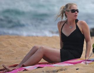 Christina Applegate feet photo thumbnail