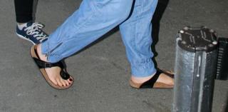 Christina Applegate feet photo thumbnail