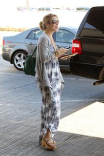 Christina Applegate feet photo thumbnail