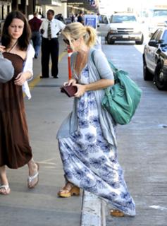 Christina Applegate feet photo thumbnail