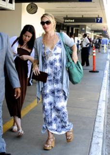 Christina Applegate feet photo thumbnail