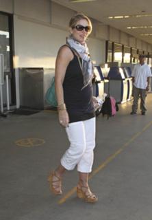 Christina Applegate feet photo thumbnail
